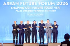 越南政府总理黎明兴（中）同各位代表合影。图自越通社