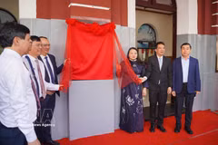 公布顺化火车站为旅游目的地的揭牌仪式。图自越通社