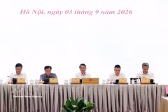 越南政府办公厅主任邓春峰部长在河内主持召开2026年8月份政府例行新闻发布会。