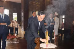 胡志明市领导在九二国庆节之际敬香缅怀胡志明主席