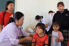 裴氏秋柳医生为同奈省兴福乡儿童看病。图自越通社