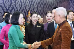 越共中央委员、国会副主席阮氏清在展览会上与泰国国会主席兼下议院议长梭蓬·乍兰握手，中间为泰王国驻越南特命全权大使乌拉瓦迪·斯里皮罗米亚（图：TH/Vietnam+）