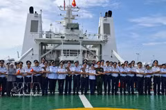 越南海警代表与马来西亚海事执法局（MMEA）彭亨州代表在CSB 8005号舰上，按东盟传统进行合影留念。图自越通社
