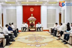 广宁市人民委员会主席裴文康与中国广西壮族自治区人民政府副秘书长、自治区大数据发展局局长赵志刚一行举行工作会谈。图自baoquangninh.vn