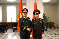 白俄罗斯共和国国防部思想工作总局局长列昂尼德·卡辛斯基少将主持仪式，欢迎越共中央政治局委员、中央书记处书记、中央军委常委、越南人民军总政治局主任阮仲义大将及越南人民军高级政治代表团对白俄罗斯共和国进行正式访问。图自越通社