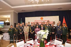 出席越南国庆81周年纪念活动的越南驻南非大使与各国驻南非外交使团及国防力量代表合影。图自越通社