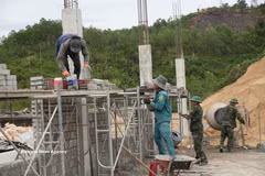 第五军区315师的战士们与各武装力量一同直接参与支援建设，增进边境地区军民团结情谊。图自越通社