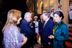 10月6日晚，越共中央总书记、国家主席苏林和夫人于10月6日晚为巴拿马共和国总统何塞·劳尔·穆利诺和夫人举行招待宴会。图自越通社