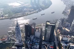 胡志明市中心区域西贡河畔的金融楼群。图自越通社