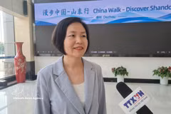 德州市人民政府外事办公室副主任谭明明接受越通社记者采访。图自越通社