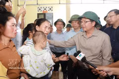 胡国勇副总理向有亲人遇难和失踪的家庭表示深切哀悼，并鼓励大家早日克服困难。图自越通社