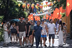 国际游客参观会安古镇。图自越通社