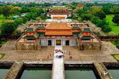 从高处俯瞰，顺化大内皇宫在遗产城市中金碧辉煌、光彩夺目。图自nhandan.vn
