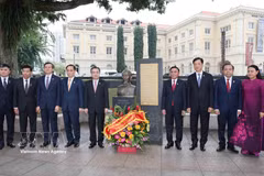 越共中央政治局委员、中央书记处常务书记陈锦秀同越南共产党高级代表团在胡志明主席雕像和纪念碑前敬献鲜花，缅怀胡志明主席。图自越通社