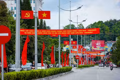 党旗、国旗以及横幅、标语在奠边府坊各街道营造了热烈喜庆的氛围。图自越通社