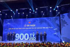 越南海关局为进出口总额首次达到9000亿美元举行表彰仪式。图自越通社