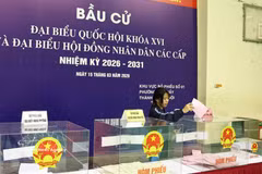 一名大学生投票选举第十六届国会代表和2026-2031年任期各级人民议会代表。图自越通社