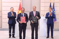 越共中央总书记、国家主席苏林见证越法合作文件交换仪式。图自越通社