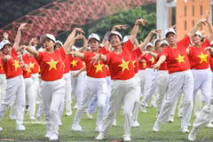 河内市老年人协会启动2026年老年人行动月，并以参与老年人数量最多的广场舞表演创下越南纪录。图自越通社