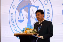 越南最高人民检察院副检察长阮光勇在开幕式上致辞。图自越通社