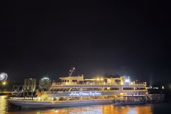 现代化游船船队的奢华典雅空间，助力提升游客在下龙湾的尊贵体验。图自越通社