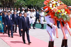 抵达瓦岱国际机场后，越南总理黎明兴及越南高级代表团随即前往首都万象无名烈士纪念碑敬献花圈。图自越通社