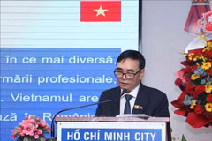 胡志明市越罗友好协会主席阮长江在仪式上发表讲话。图自越通社
