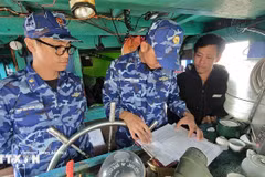 海警二区司令部的全体官兵不仅圆满完成了维护领海主权的重任，更成为了广大渔民的贴心伙伴，尤其是在致力于解除非法、不报告及不受管制捕捞“黄牌”警告的关键阶段。图自越通社
