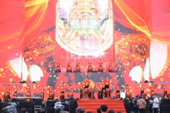 在“每位公民至少锻炼一项体育运动”运动启动仪式上表演的开场鼓阵。图自越通社