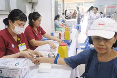 胡志明市堤岸坊卫生院为民众进行健康体检。图自越通社