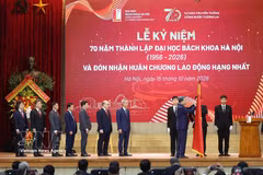 越共中央总书记、国家主席苏林向河内理工大学授予一等劳动勋章。图自越通社