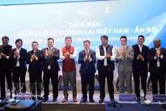 出席越印未来技术论坛的双方代表合影。图自越通社
