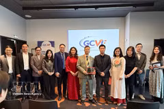 越南驻法国大使郑德海与越法全球互联协会成员合影。图自越通社