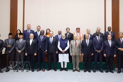 越南外交部副部长阮明姮与各国代表合影。图自越通社