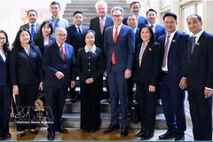 河内市人民议会工作代表团在法兰克福市政厅前合影。图：越通社发