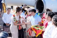 广治省领导向搭乘金兰—同海航班的旅客送花表示欢迎。图自越通社