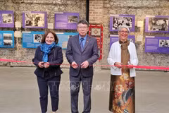 “长发军”图片展开展仪式。图自越通社