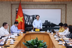 越南政府副总理胡国勇在政府驻地主持与科技部、财政部的会议，旨在统一国内生产总值中数字经济的衡量指标。图自越通社
