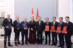 苏林总书记、国家主席与梅特·弗雷泽里克森首相共同见证了两国各部委、机构和企业的合作文件交换仪式。图自越通社