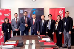 越南财政部部长吴文俊与FinDev Canada代表合影。图自nhandan.vn