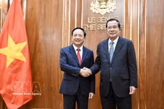 越共中央政治局委员、中央书记处书记、中央宣教与民运部部长郑文决会见柬埔寨代理国家元首、参议院主席、柬埔寨人民党主席洪森。图自越通社