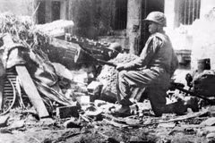 1946年12月23日——全国抗战初期，黄耀救国青年团团员陈成怀抱三叉炸弹，准备在首都河内街头消灭敌军坦克。资料图：越通社