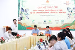 组委会代表在记者会上介绍“2026年第22届越南手工艺村博览会”。图自越通社