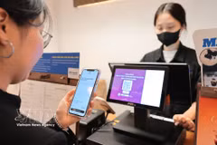 新加坡游客可以在越南扫一扫二维码，就能直接完成支付。图自越通社