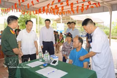 医护团队在芒通乡卫生院流动检查点为民众进行健康检查。图自越通社