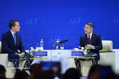 越南政府总理黎明兴与世界经济论坛（WEF）执行董事斯特凡·梅根塔勒围绕“在全球未来格局中定位越南”这一主题进行对话。图自越通社