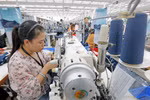 纺织品服装对越南出口活动做出重要贡献。图自越通社
