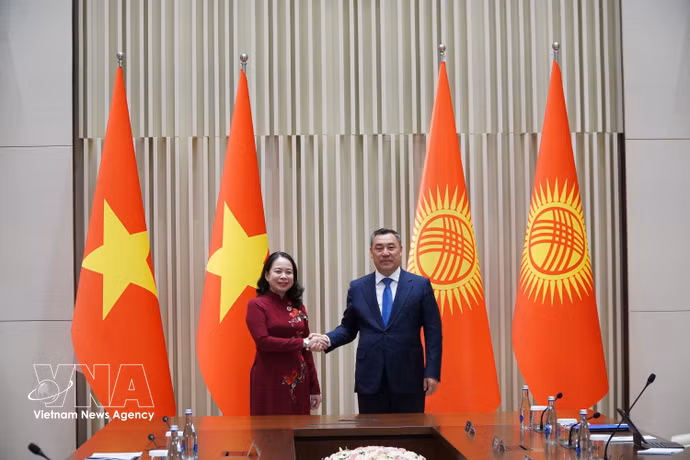 越南国家副主席武氏映春会见吉尔吉斯斯坦总统萨德尔·扎帕罗夫。图自越通社