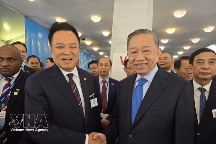 越共中央总书记、国家主席苏林与泰国总理阿努廷·参威拉军亲切握手。图自越通社
