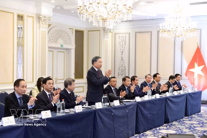 苏林总书记、国家主席会见在比利时和卢森堡的越南专家和知识分子代表。图自越通社